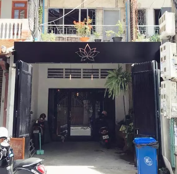 پانسیون Sacred Lotus   Vegan Café X Hostel