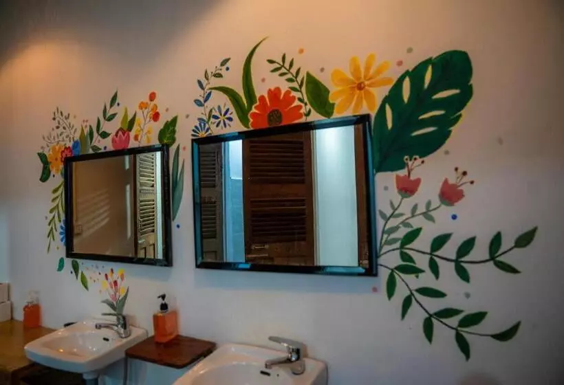 پانسیون Sacred Lotus   Vegan Café X Hostel