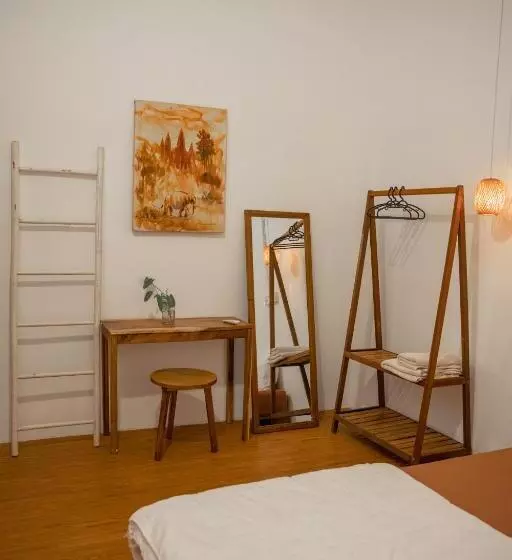 پانسیون Sacred Lotus   Vegan Café X Hostel