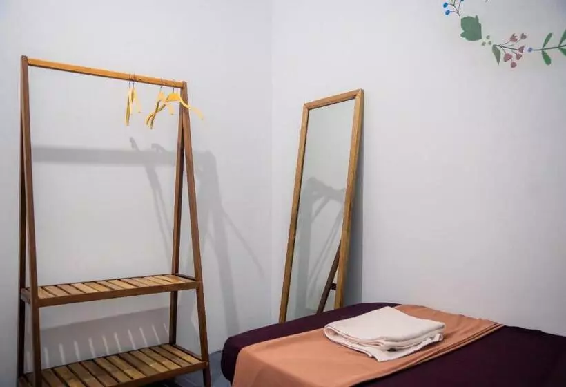 پانسیون Sacred Lotus   Vegan Café X Hostel