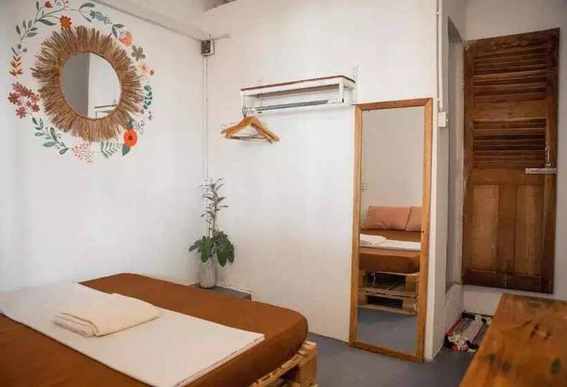 پانسیون Sacred Lotus   Vegan Café X Hostel