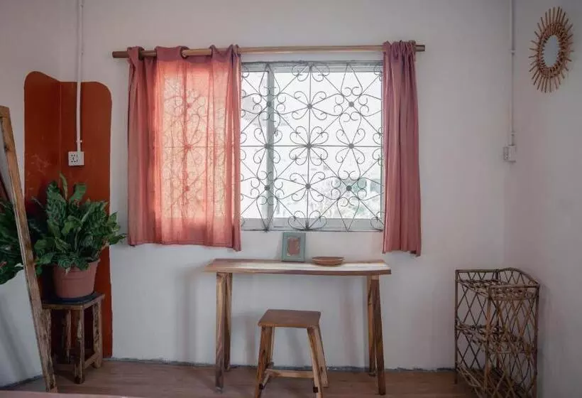 پانسیون Sacred Lotus   Vegan Café X Hostel