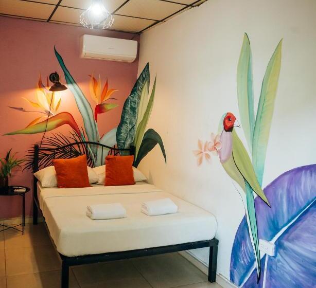 פנסיון Hostal & Café Travelers