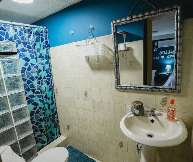 פנסיון Hostal & Café Travelers