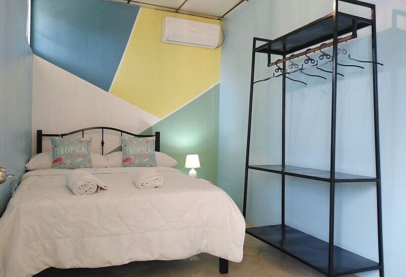 פנסיון Hostal & Café Travelers