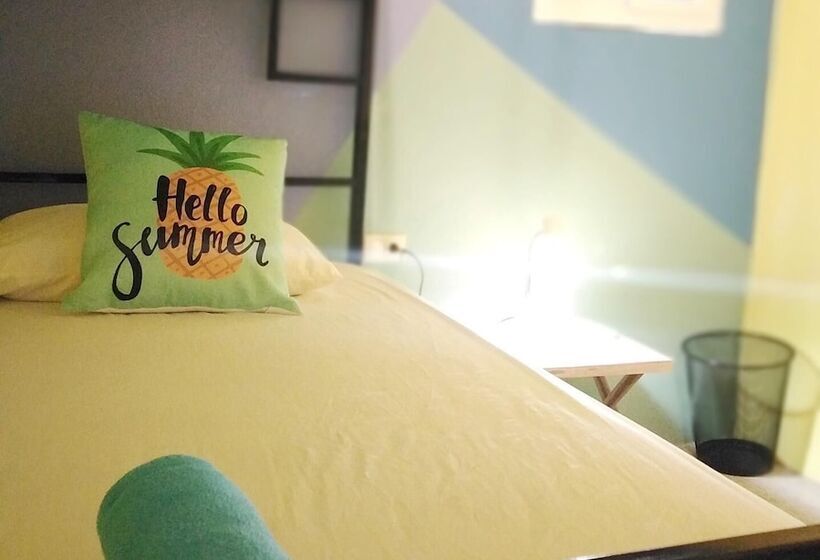 פנסיון Hostal & Café Travelers