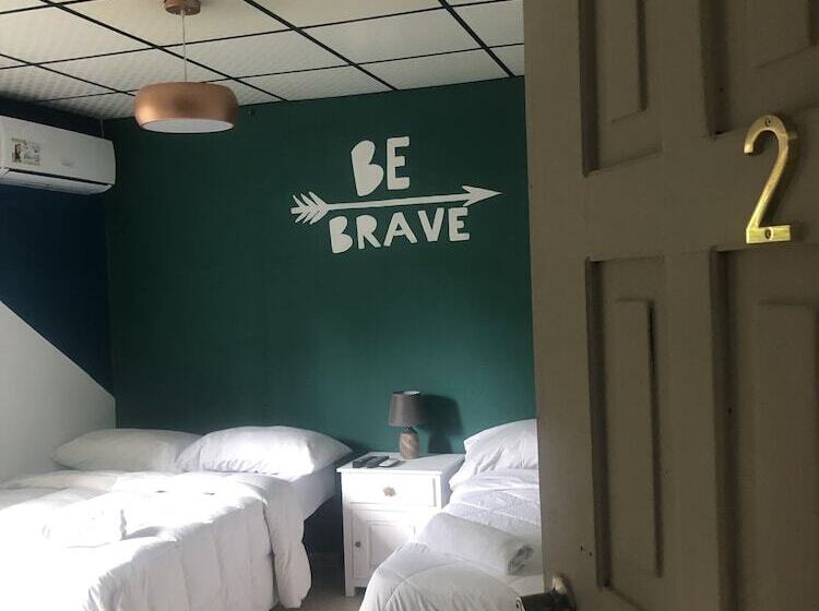 פנסיון Hostal & Café Travelers