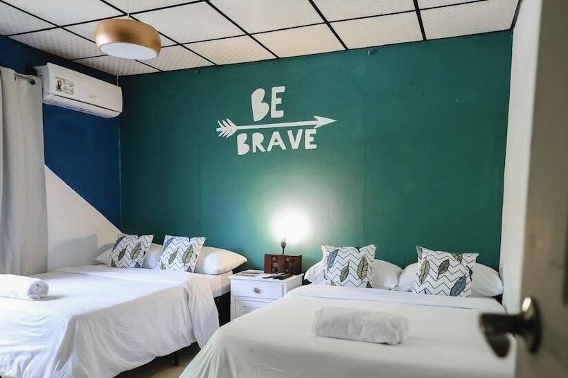 פנסיון Hostal & Café Travelers