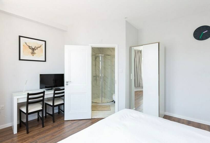 Pension Austin David Apartment Harrow