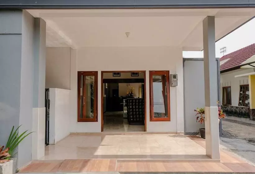 ホテル Oyo 1028 Garuda Residence