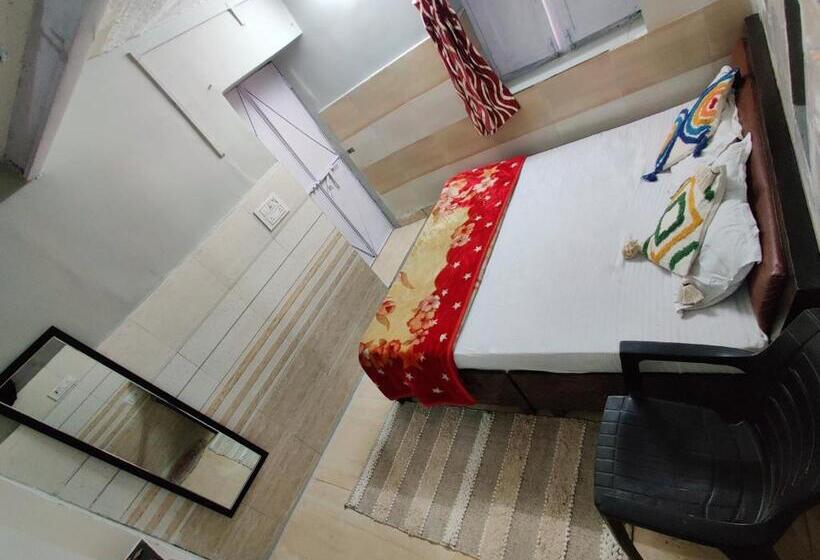 فندق Varah Square Guest House