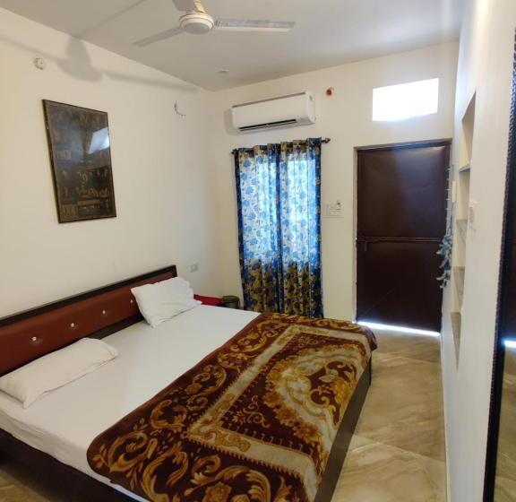 فندق Varah Square Guest House
