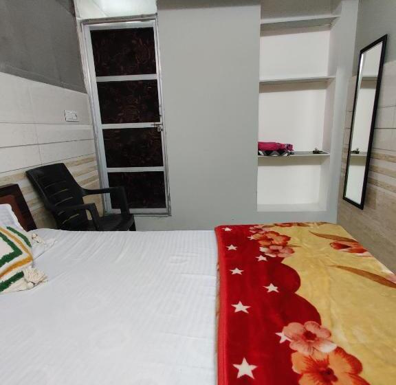 فندق Varah Square Guest House