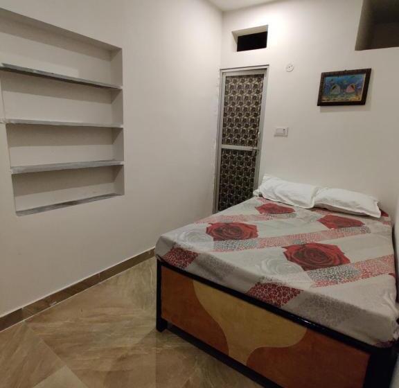 فندق Varah Square Guest House