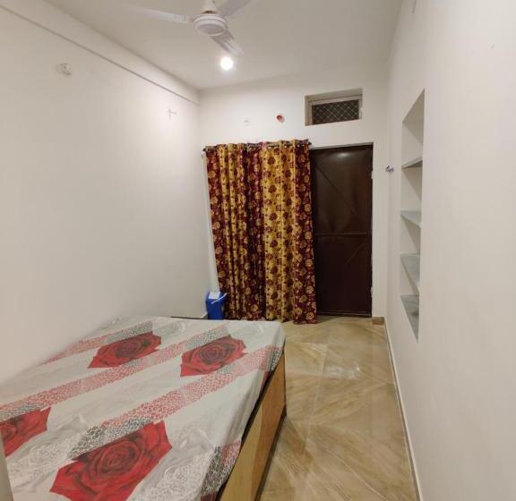 فندق Varah Square Guest House