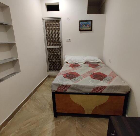 فندق Varah Square Guest House