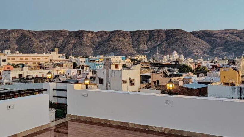 فندق Varah Square Guest House