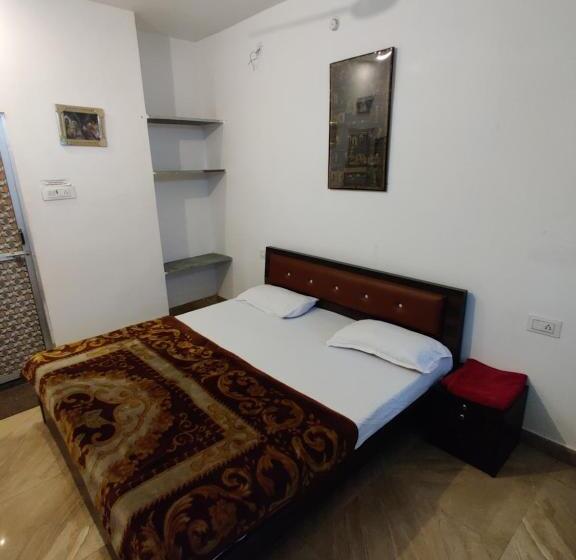 فندق Varah Square Guest House