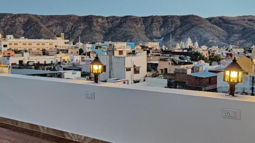 فندق Varah Square Guest House