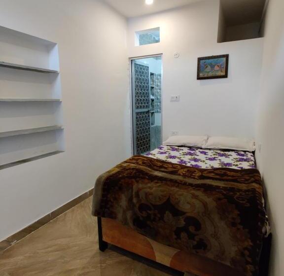 فندق Varah Square Guest House