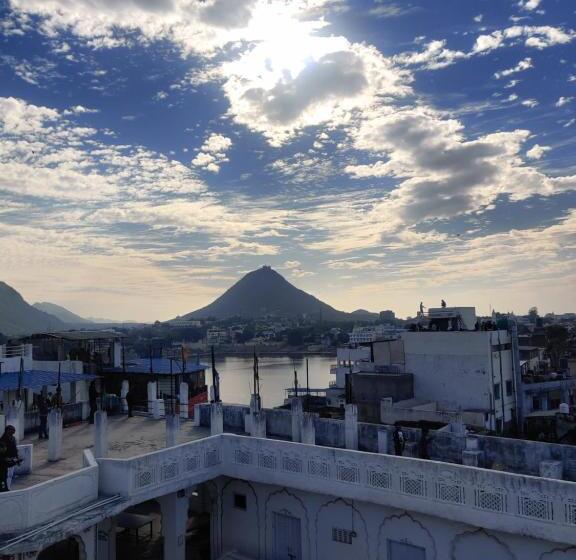 فندق Varah Square Guest House