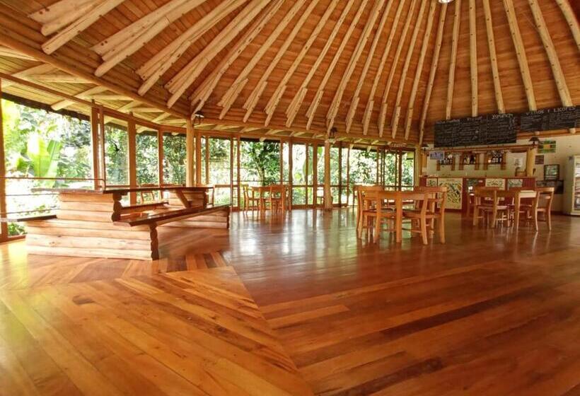 ユースホステル Hosteria La Roulotte Mindo