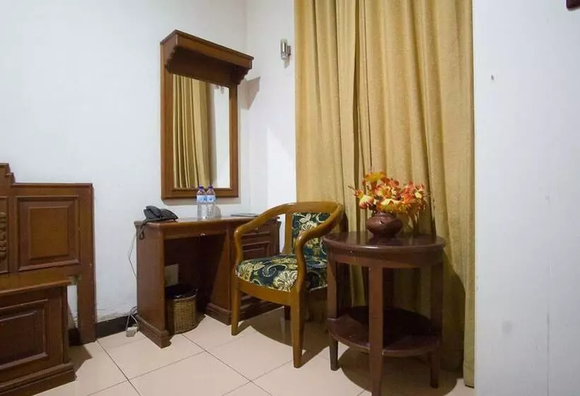 Hotelli Reddoorz Near Pantai Falajawa Ternate