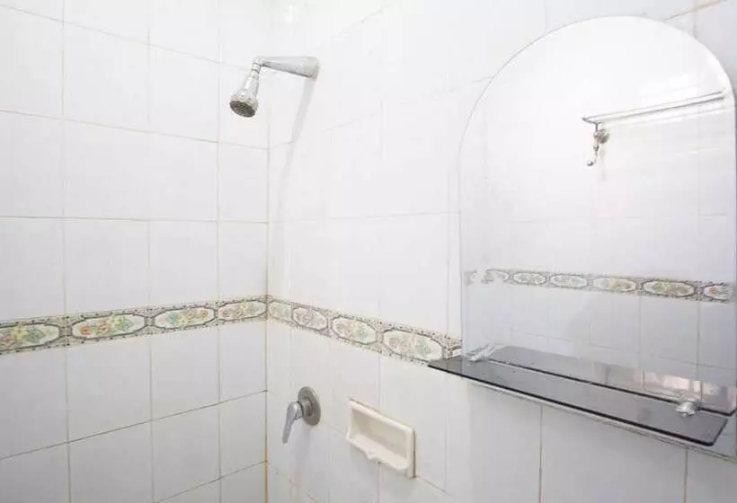 Hotelli Reddoorz Near Pantai Falajawa Ternate