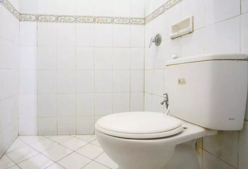 Hotelli Reddoorz Near Pantai Falajawa Ternate