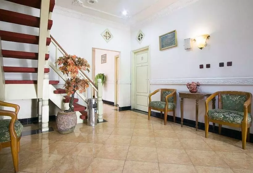 Hotelli Reddoorz Near Pantai Falajawa Ternate