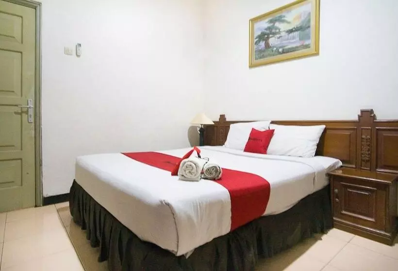 Hotelli Reddoorz Near Pantai Falajawa Ternate