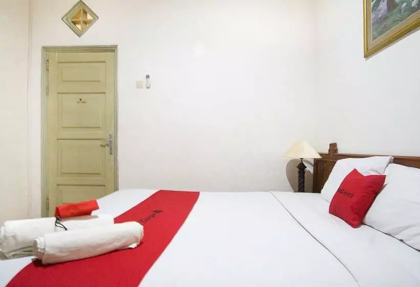 Hotelli Reddoorz Near Pantai Falajawa Ternate
