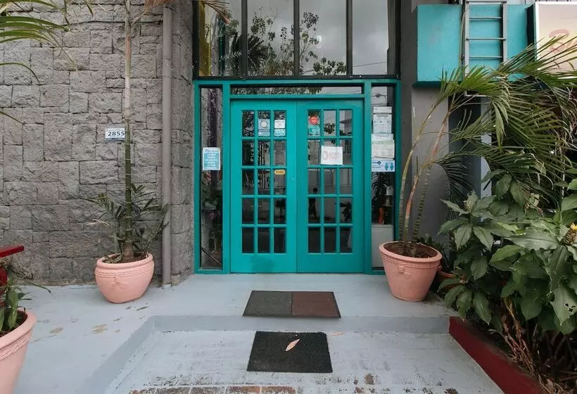 هتل Reddoorz Plus Near St Lukes Bgc