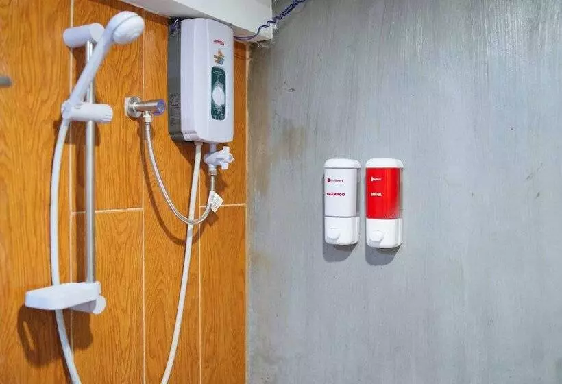 هتل Reddoorz Plus Near St Lukes Bgc
