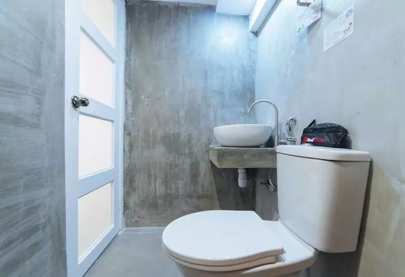 هتل Reddoorz Plus Near St Lukes Bgc