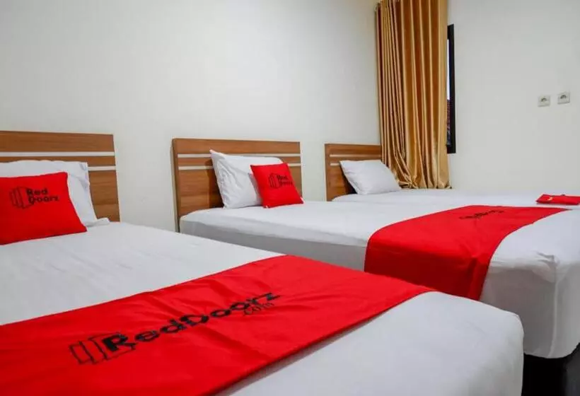 ペンション Reddoorz Near Living Plaza Purwokerto