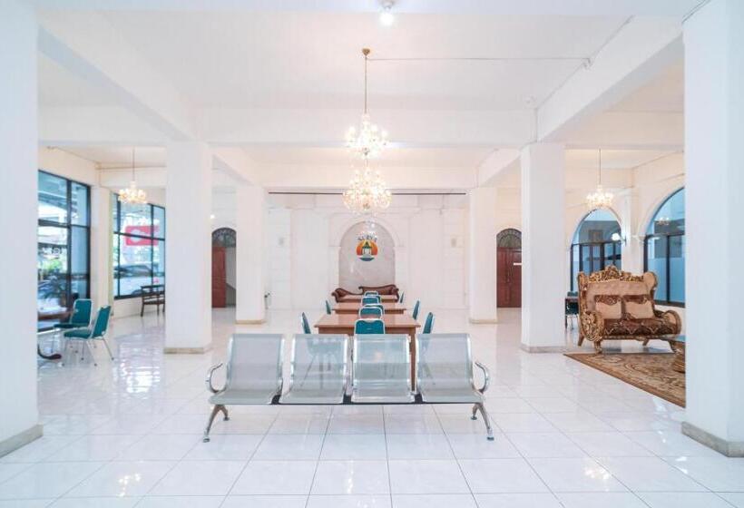 Reddoorz Plus At Hotel Surya Solo