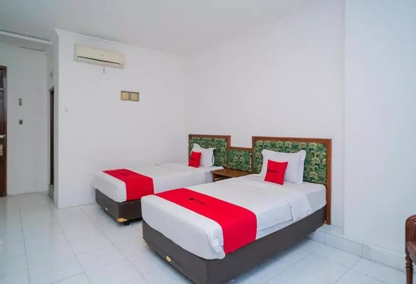 Reddoorz Plus At Hotel Surya Solo