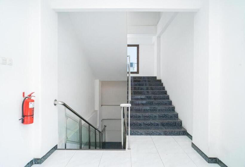 Reddoorz Plus At Hotel Surya Solo