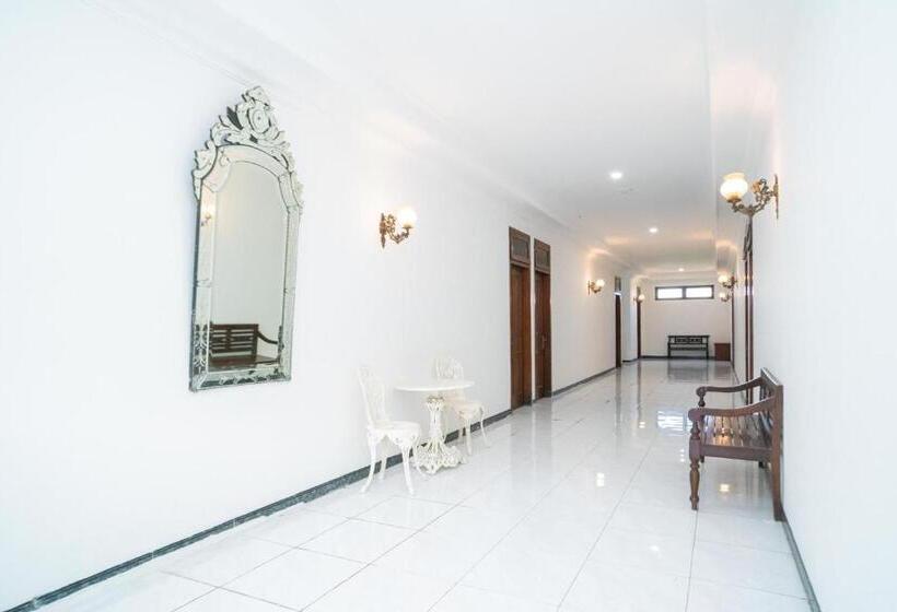 Reddoorz Plus At Hotel Surya Solo