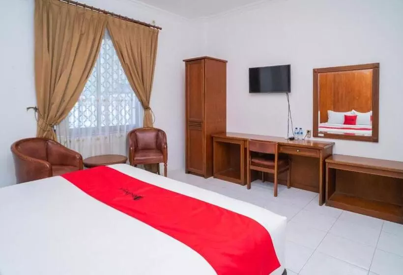 Reddoorz Plus At Hotel Surya Solo