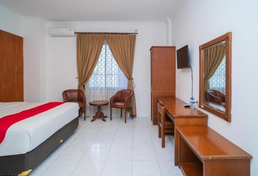 Reddoorz Plus At Hotel Surya Solo