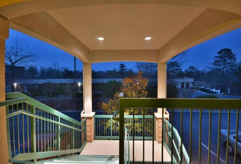 Отель Days Inn & Suites By Wyndham Peachtree City