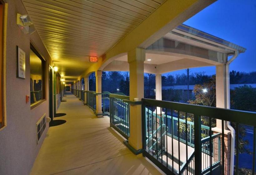 Отель Days Inn & Suites By Wyndham Peachtree City