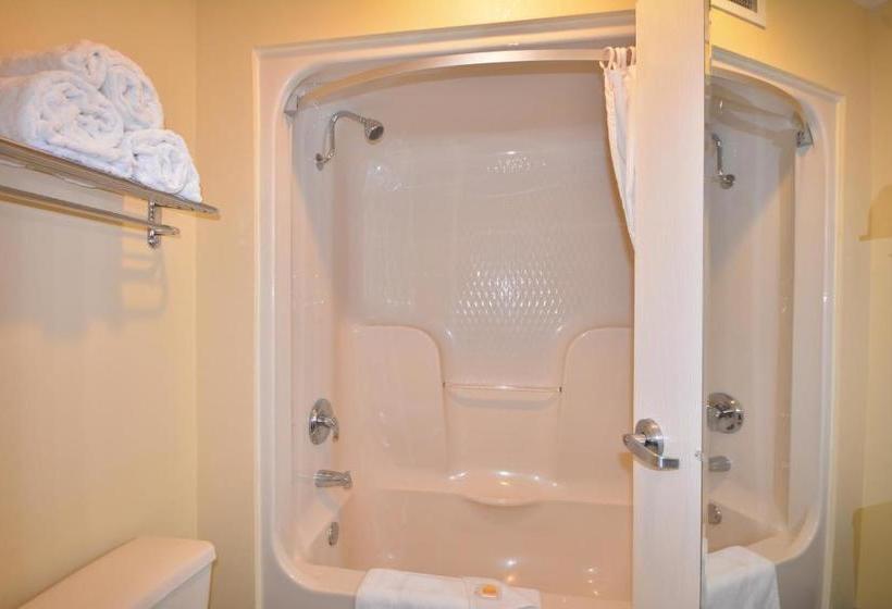 Отель Days Inn & Suites By Wyndham Peachtree City