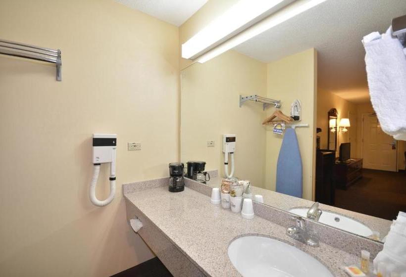 Отель Days Inn & Suites By Wyndham Peachtree City