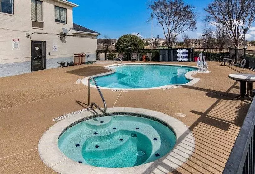 בית מלון כפרי Quality Inn & Suites