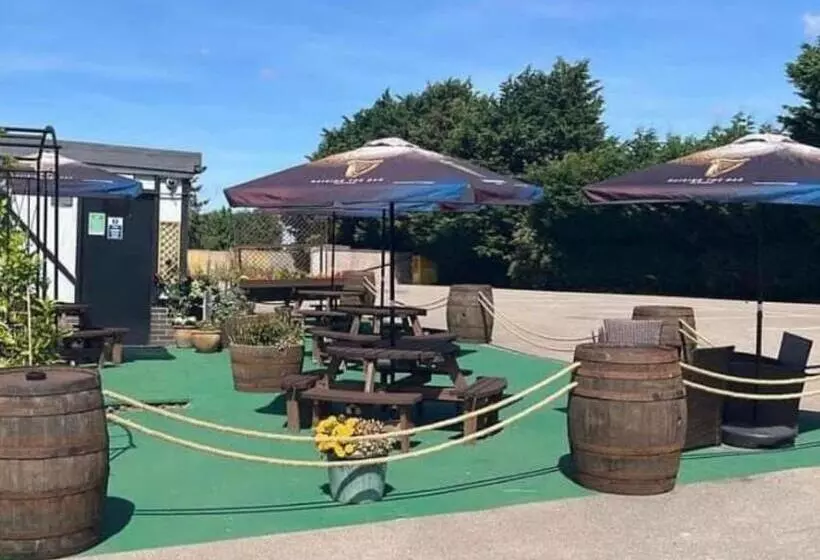 Hotelli Chequers Country Inn