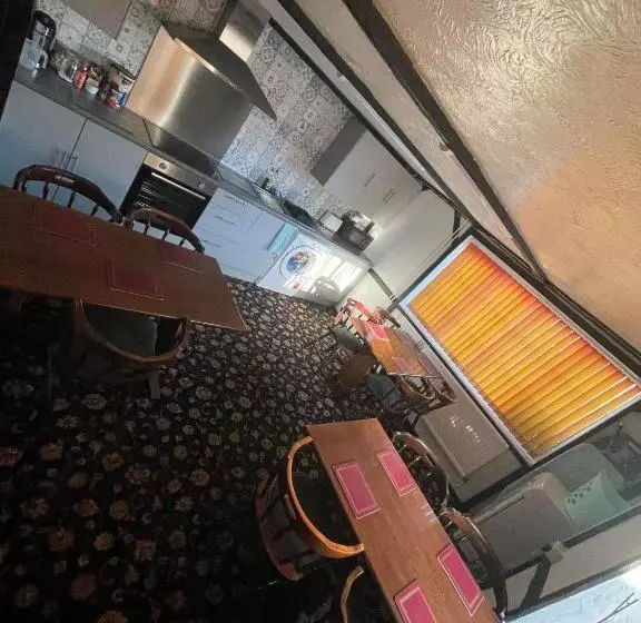 Majatalo The Horse And Groom