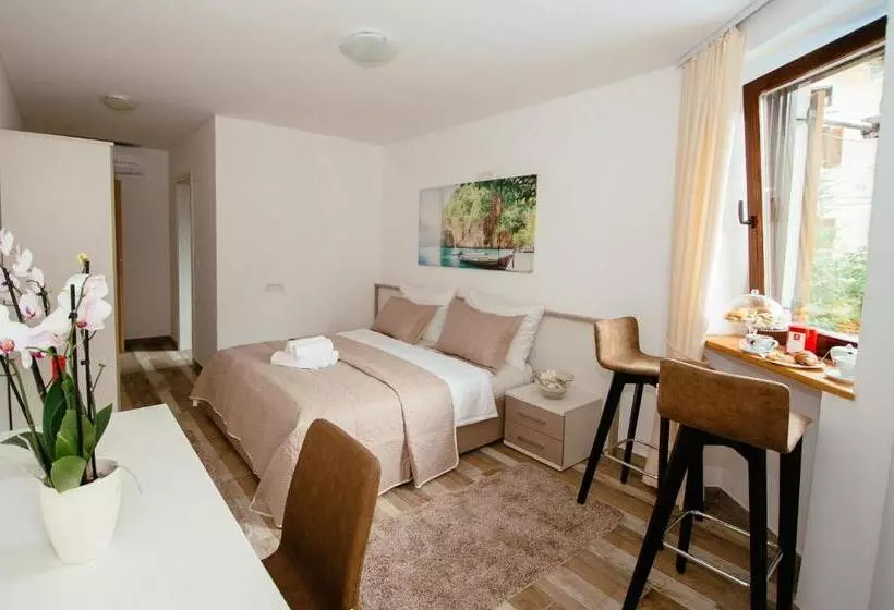 تختخواب و صبحانه Sunny Rooms